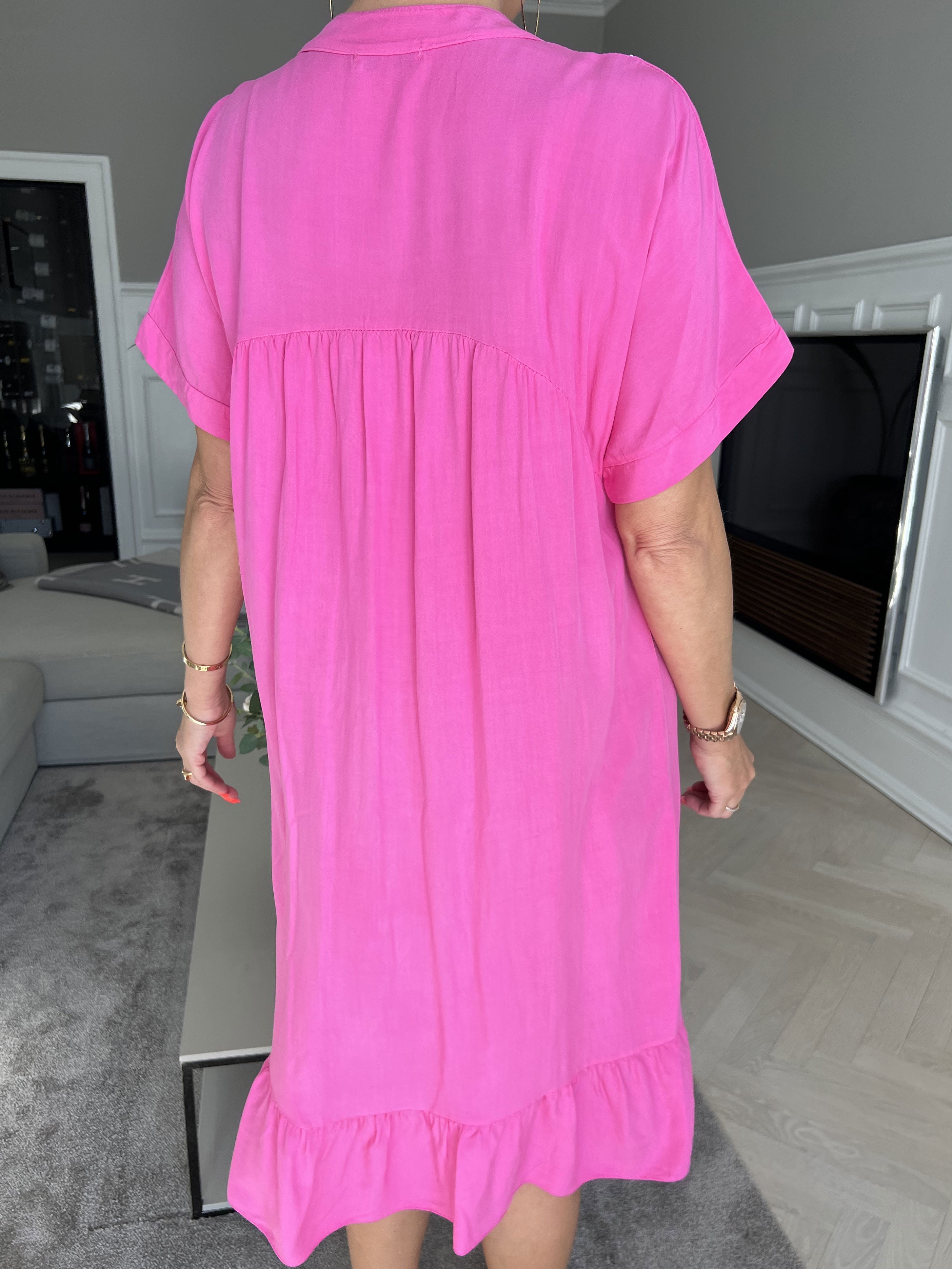 Cecil - Klänning i viskos med paljetter och ruffig fåll